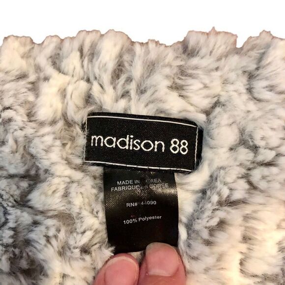 Madison 88 Women’s Infinity Cowl Scarf Faux Fur - Picture 2 of 5